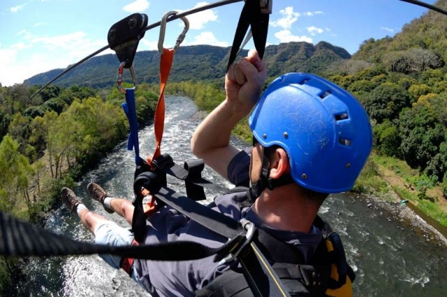 Adrenalina pura con la tirolina 